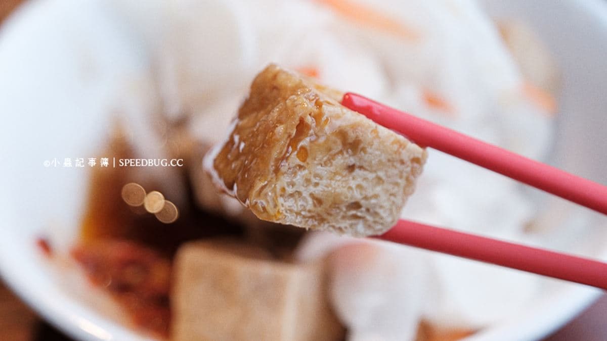 泡菜清脆的口感加上偏酸的調味，紓解炸物的油膩感。（圖片來源：小蟲記事簿）