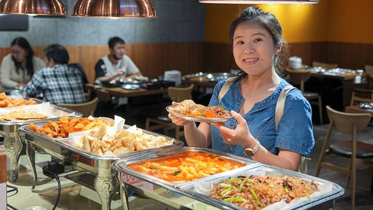 自助吧提供海鮮煎餅、韓式小菜、各式炸物、炸雞等韓式美食可享用。（圖片來源：卡夫卡愛旅行）