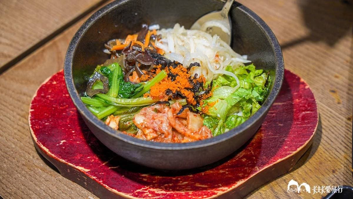 副食還有「石鍋拌飯」「韓式大醬海鮮湯」可以吃飽飽。（圖片來源：卡夫卡愛旅行）