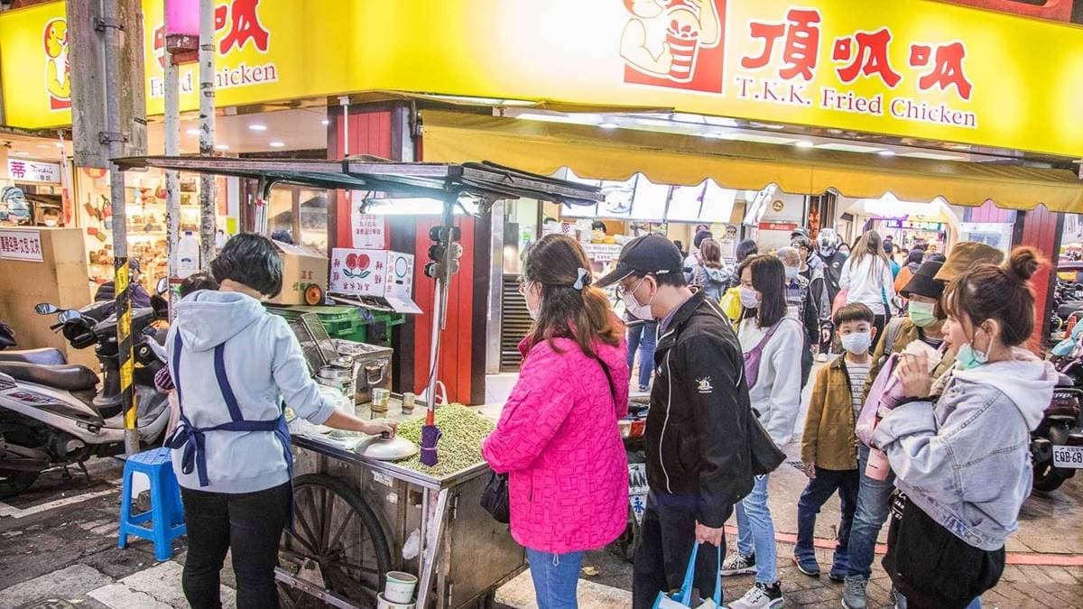 攤位晚上會在仁愛區愛二路、仁三路口，顯眼的地標就是在頂呱呱前面。（圖片來源：大手牽小手。玩樂趣）