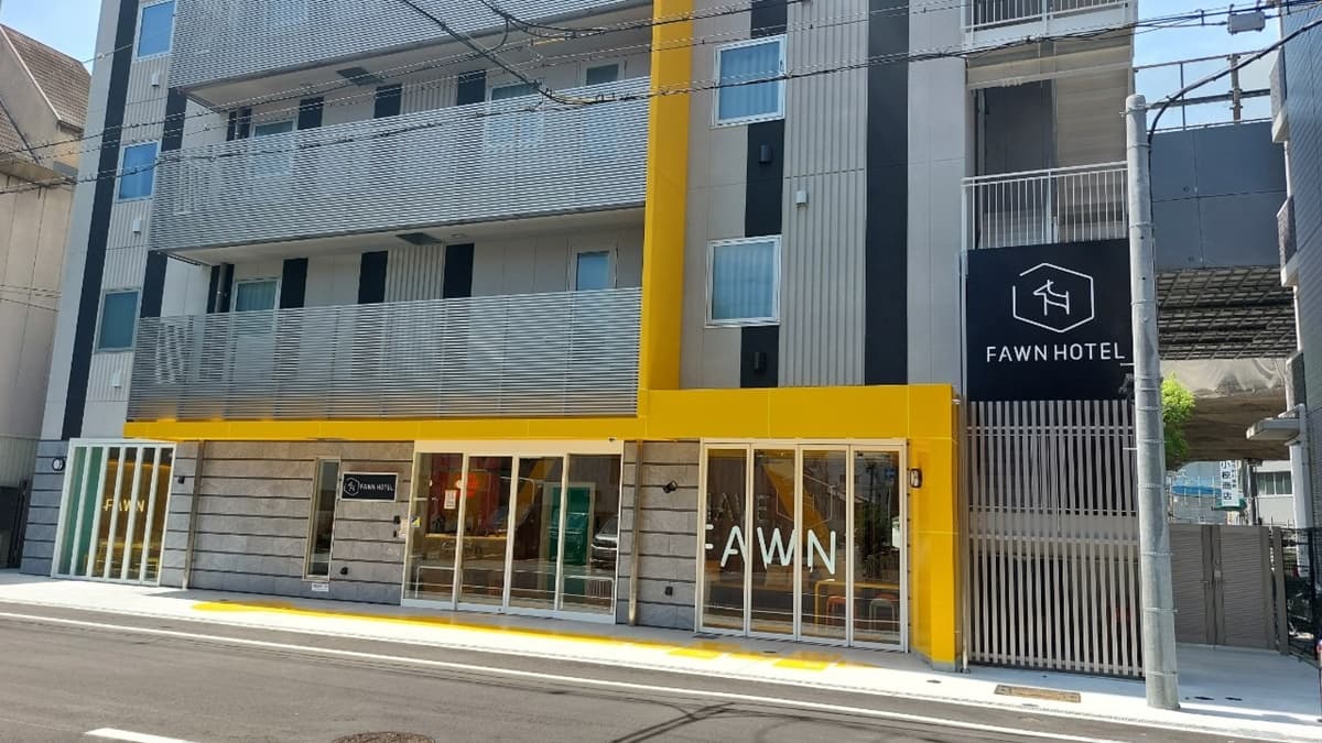 「FAWN HOTEL」緊鄰惠美須町、四天王寺前夕陽丘２大地鐵站。（圖片來源：小鹿文娛）