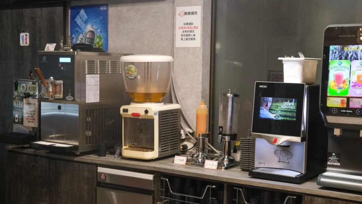 自助吧了提供各式醬料，還有豐富的飲品、冰沙、霜淇淋和冰淇淋供取用。（圖片來源：肉依小姐吃什麼）