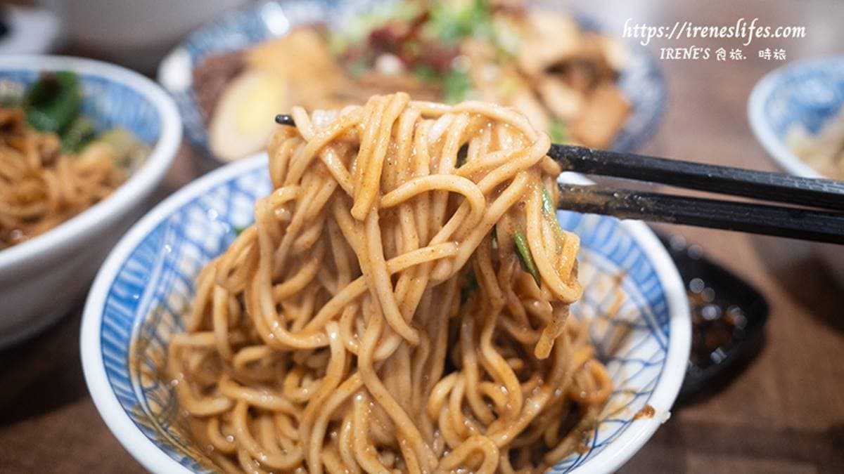 巨無霸貢丸吃起來Q彈，肉香味也很足。（圖片來源：IRENE'S食旅．時旅）