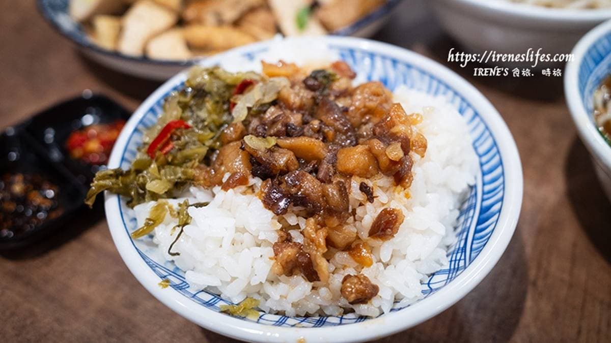 「滷肉飯」帶有八角香氣，搭配酸菜挺下飯。（圖片來源：IRENE'S食旅．時旅）
