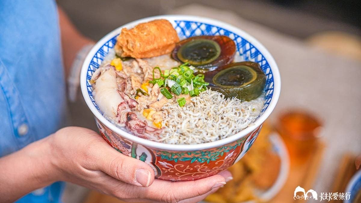 「父山招牌海鮮粥」用料豐富，推薦必搭辣菜脯一起吃更過癮。（圖片來源：卡夫卡愛旅行）