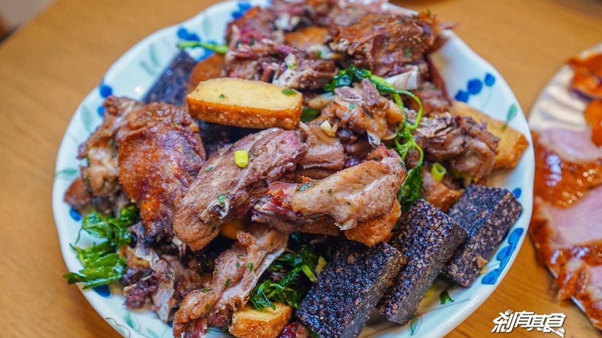 「鹽酥鴨」配料吃得到米血、豆乾、蒜頭、九層塔。（圖片來源：剎有其食）