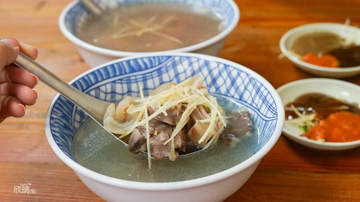 羊腩吃起來完全不油膩，嘗得到Q彈的膠質。（圖片來源：美食旅遊生活分享。欣晴）