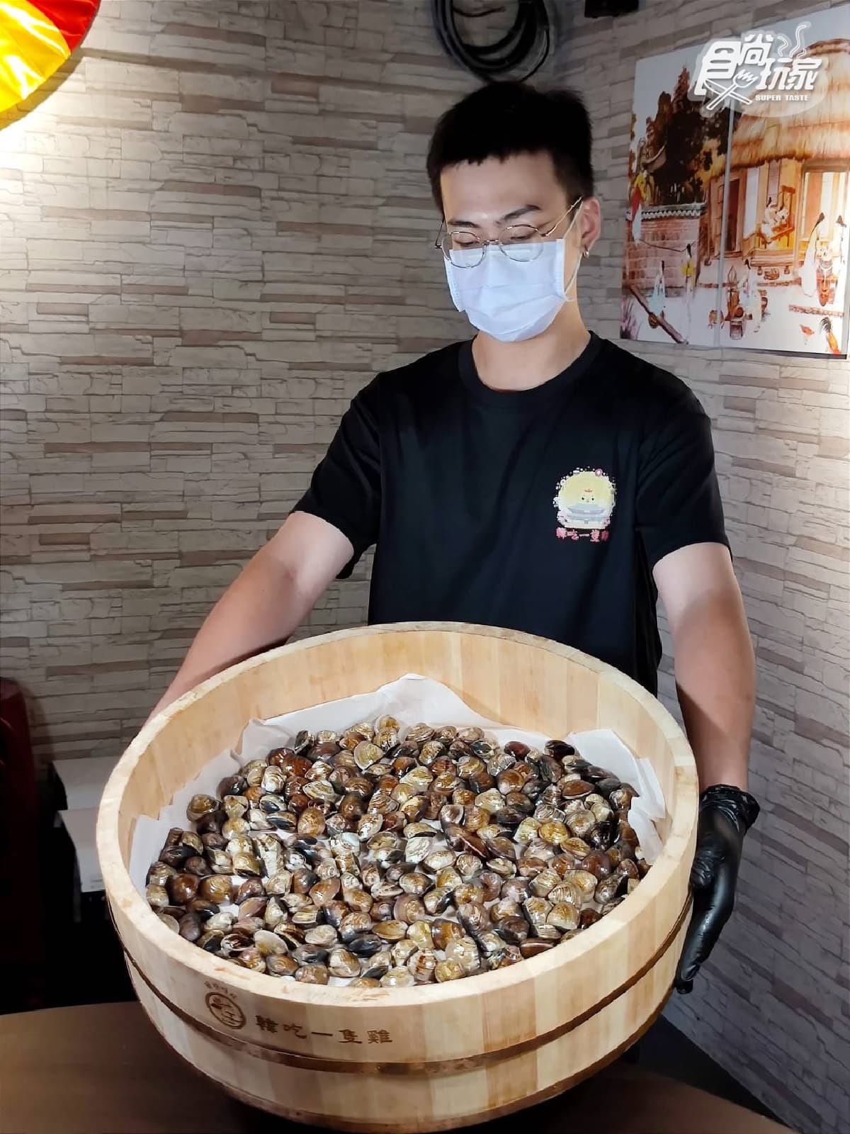 【獨家】痛風也要吃！浮誇界「全雞＋巨桶蛤蜊鍋」超驚人，用餐免費送韓式炸雞