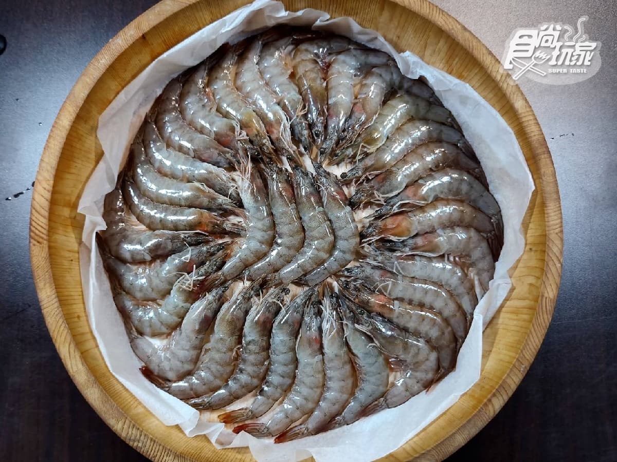 【獨家】痛風也要吃！浮誇界「全雞＋巨桶蛤蜊鍋」超驚人，用餐免費送韓式炸雞