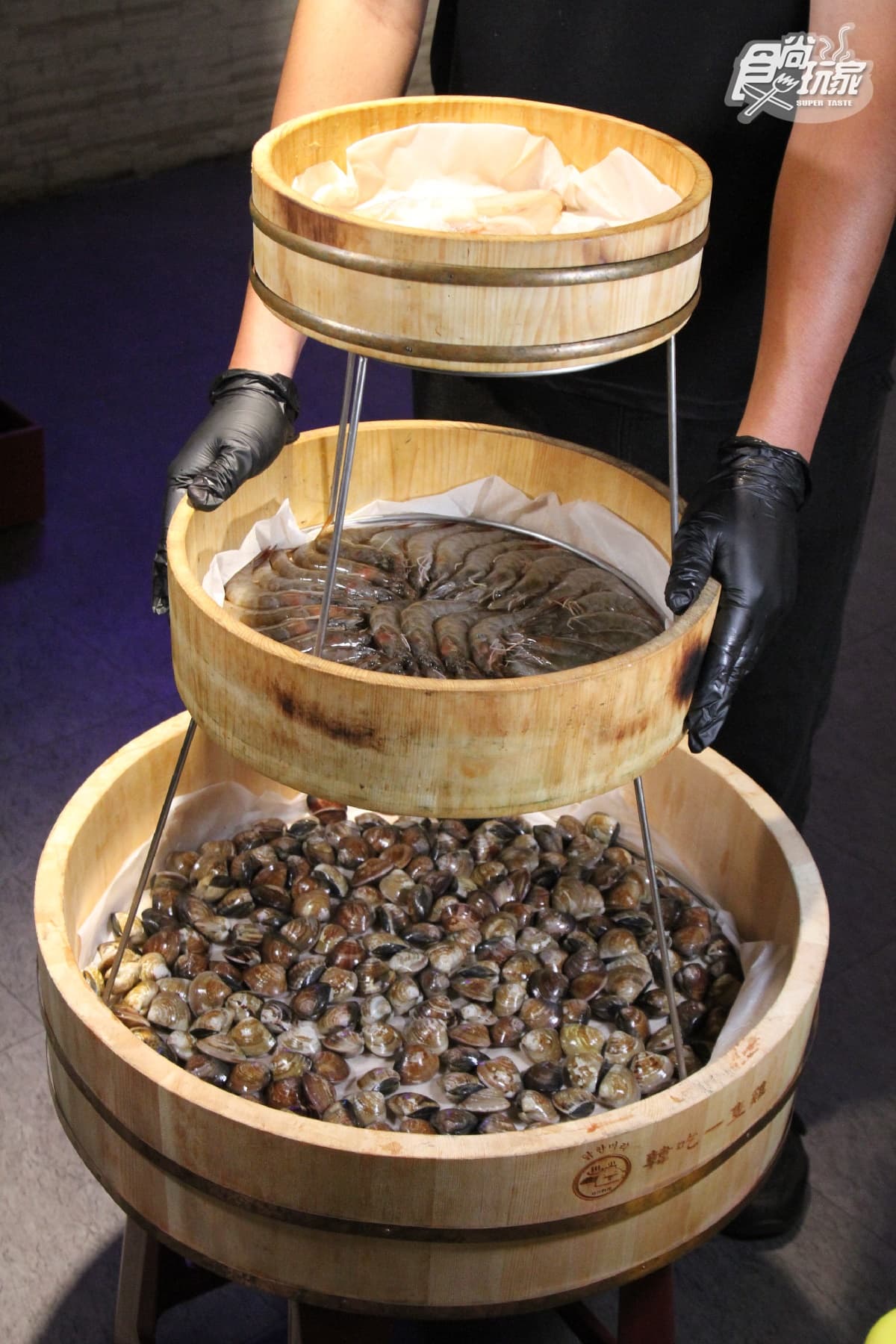 【獨家】痛風也要吃！浮誇界「全雞＋巨桶蛤蜊鍋」超驚人，用餐免費送韓式炸雞