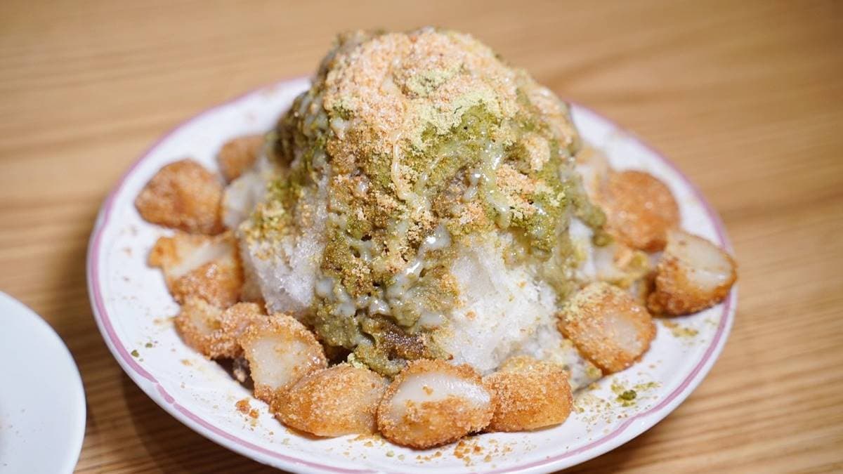 甜點推薦撒滿擂茶粉、花生粉，口感超豐富的「麻糬冰」。（圖片來源：阿華田的美食日記）