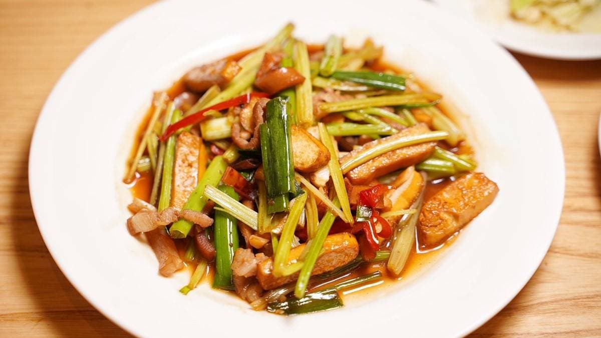 「客家小炒」也是不可錯過的經典料理。（圖片來源：阿華田的美食日記）