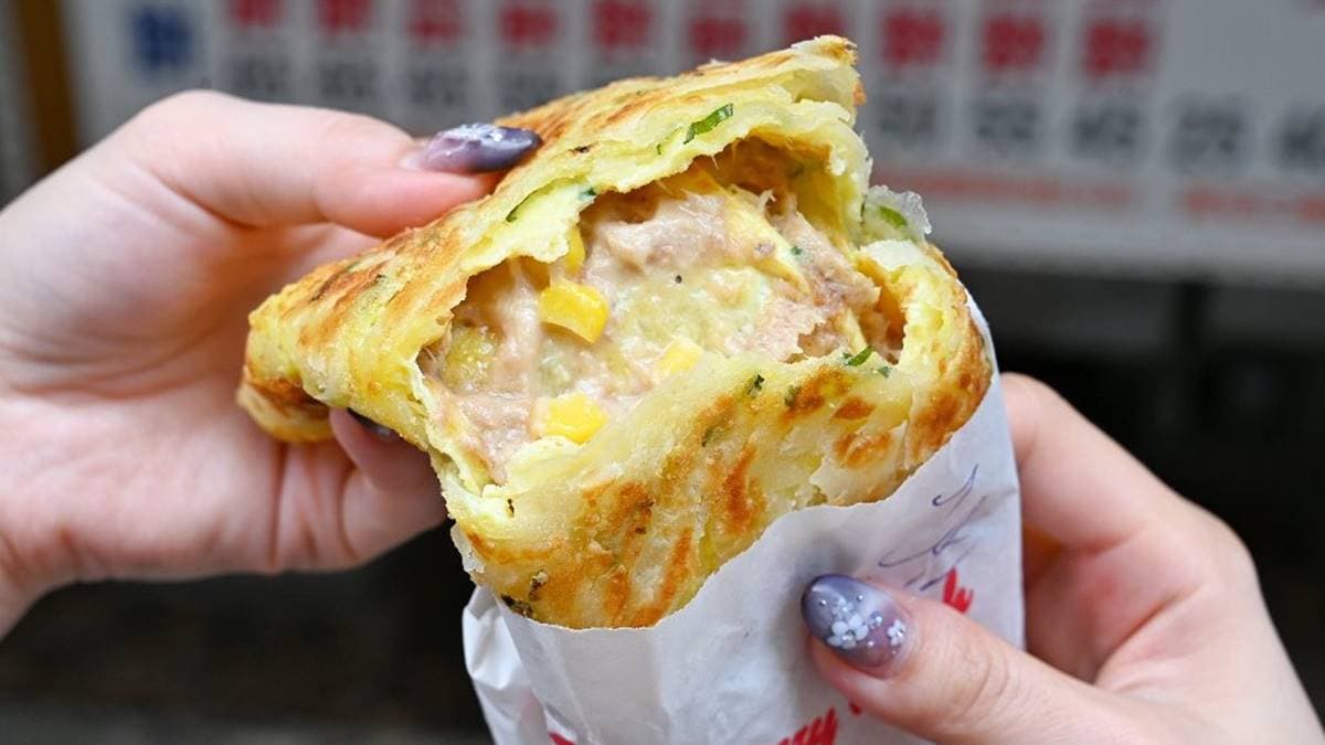 「鮪魚蛋餅」除了美乃滋的滋潤，還加了香甜玉米粒。（圖片來源：糖糖's 享食生活）