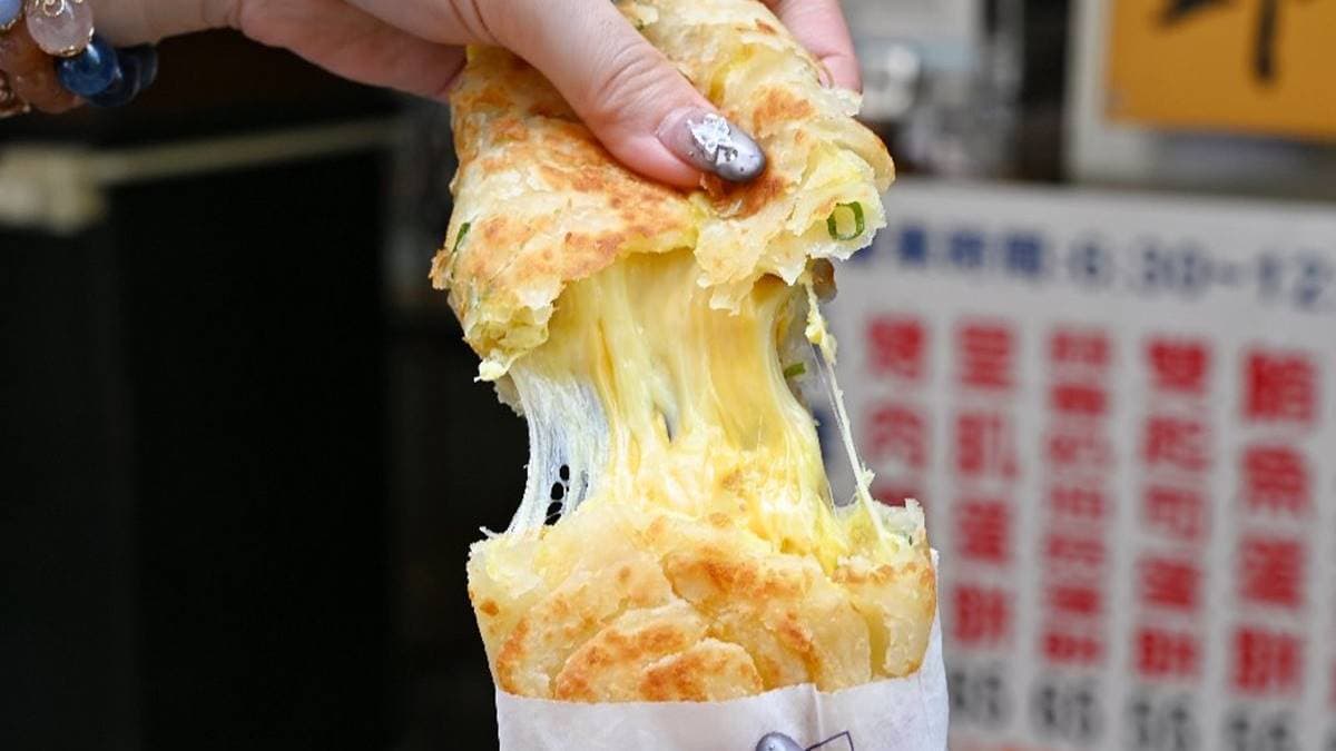 「雙起司蛋餅」內餡夾入滿滿乳酪絲，趁熱吃還會牽絲。（圖片來源：糖糖's 享食生活）