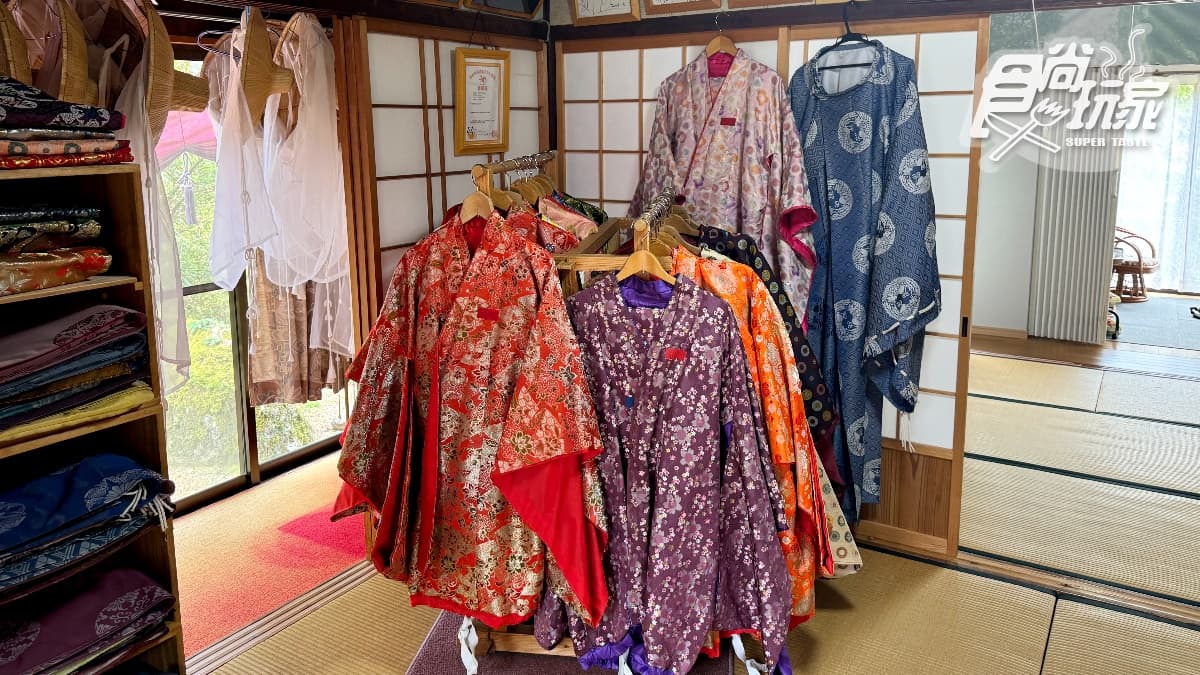 大門坂茶屋（平安衣著體驗店），會有專人幫忙換裝。