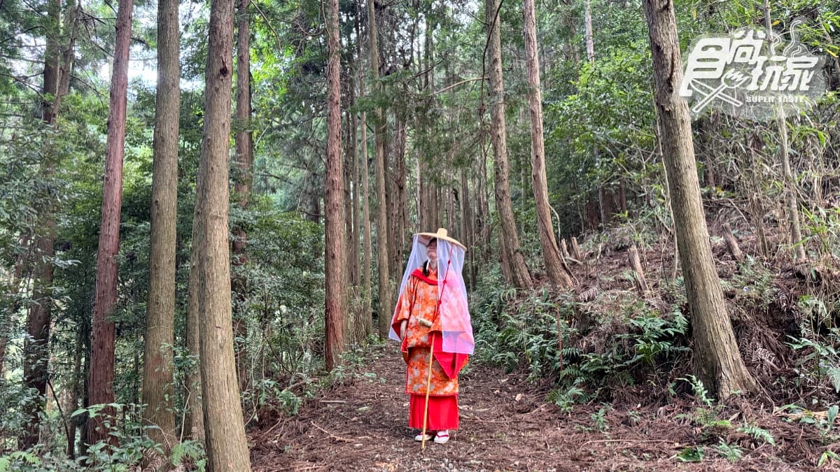 穿戴平安時代服飾穿戴，行走山野間拍照別有一番風味。