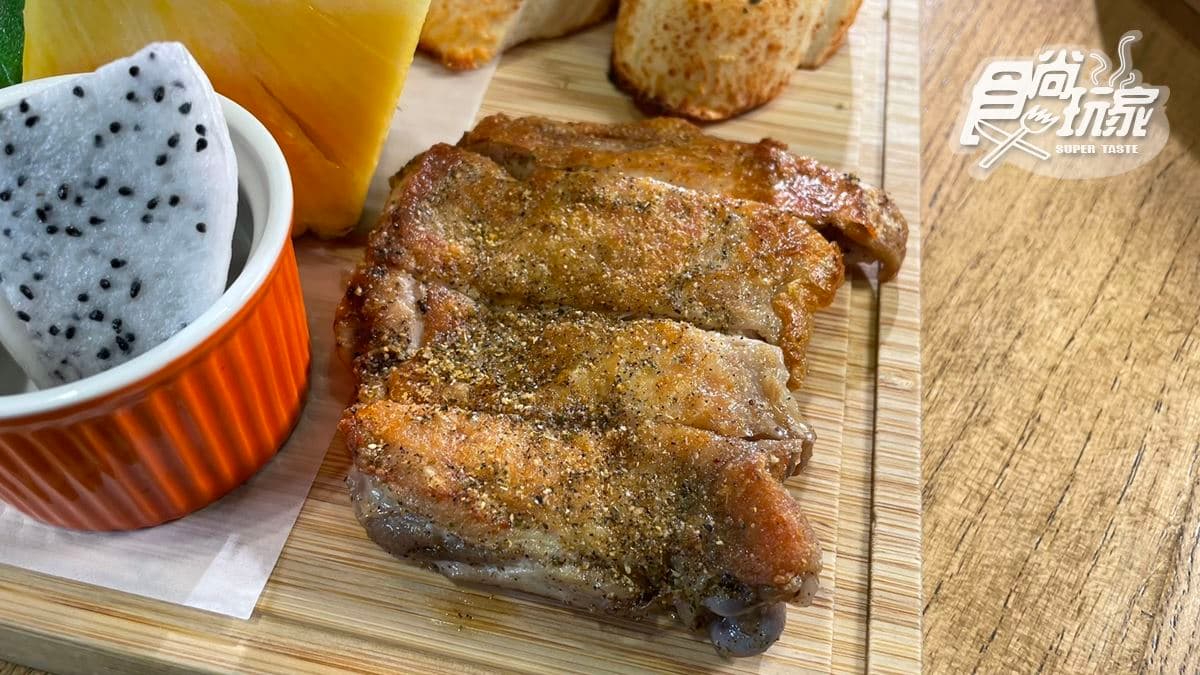 雞腿排皮脆肉嫩，很誘人。
