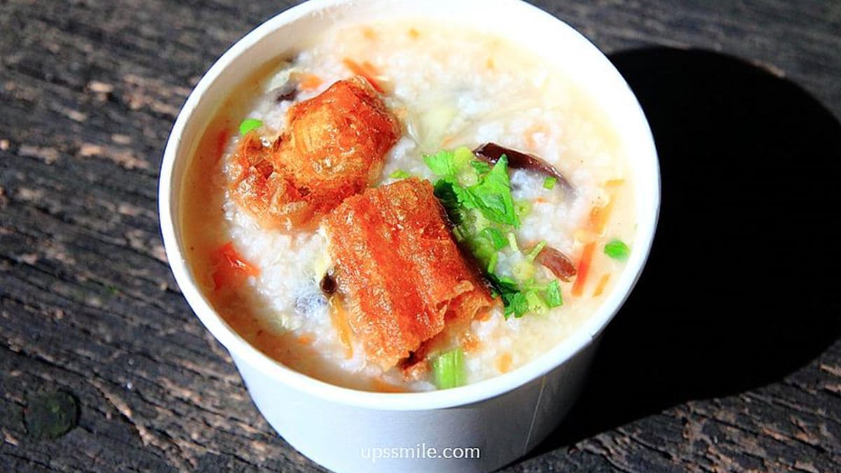 鹹粥裡有滿滿配料。（圖片來源：Upssmile向上的微笑萍子 旅食設影