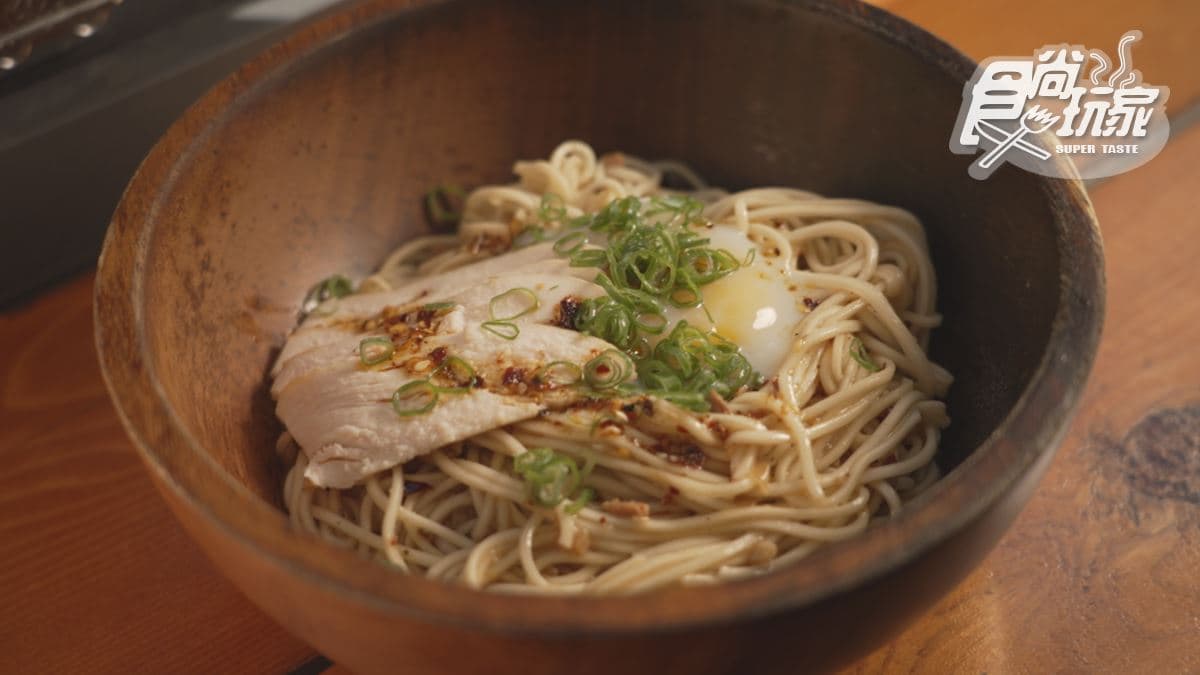 「紅油雙麻肉燥麵」使用紅油麻椒醬和胡麻醬，很香。