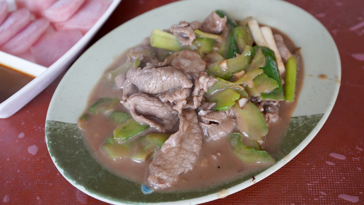 「招牌苦瓜羊肉」非常下飯。（圖片來源：猴子【東】遊記）