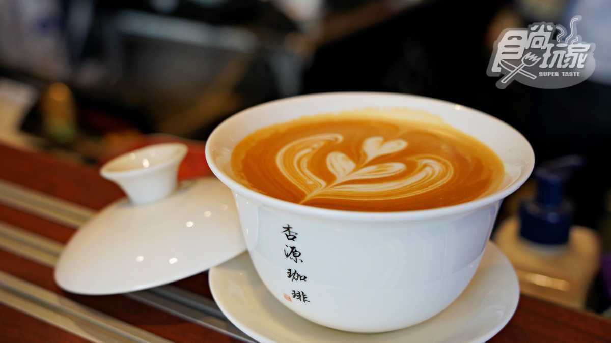 熱拿鐵是用中式的茶杯裝盛，看起來很有復古氛圍。