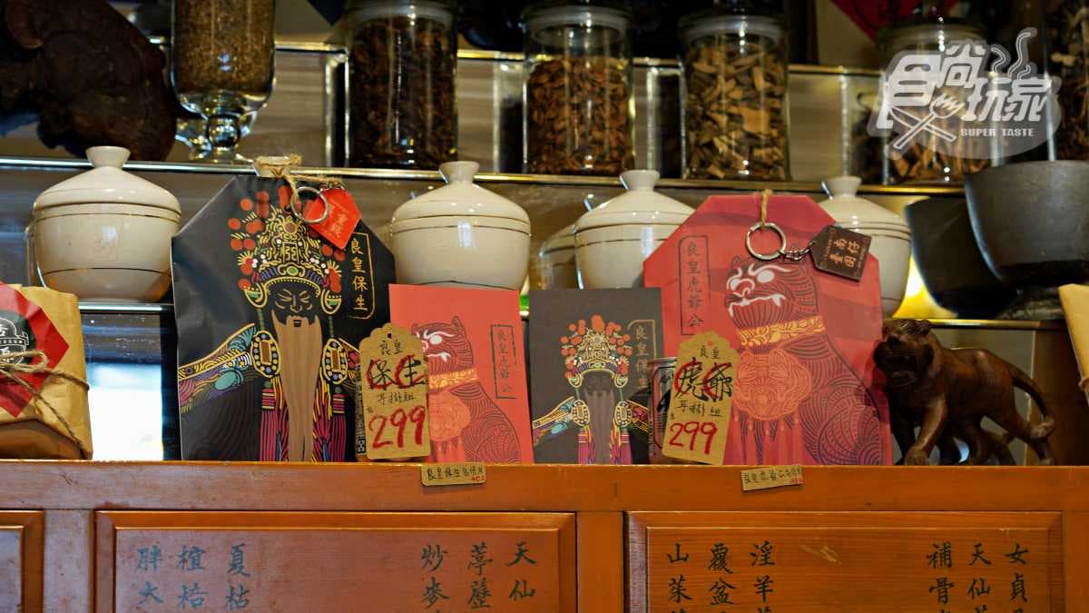店內有販售咖啡濾掛包，有保生大帝與虎爺圖案包裝。