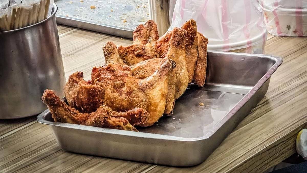 巨大的炸雞腿人氣很高，許多人都選擇吃雞腿飯。（圖片提供：阿綿吃Fun最大）