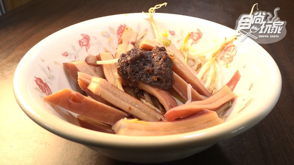 燙魷魚很脆彈，搭調味料更添風味。