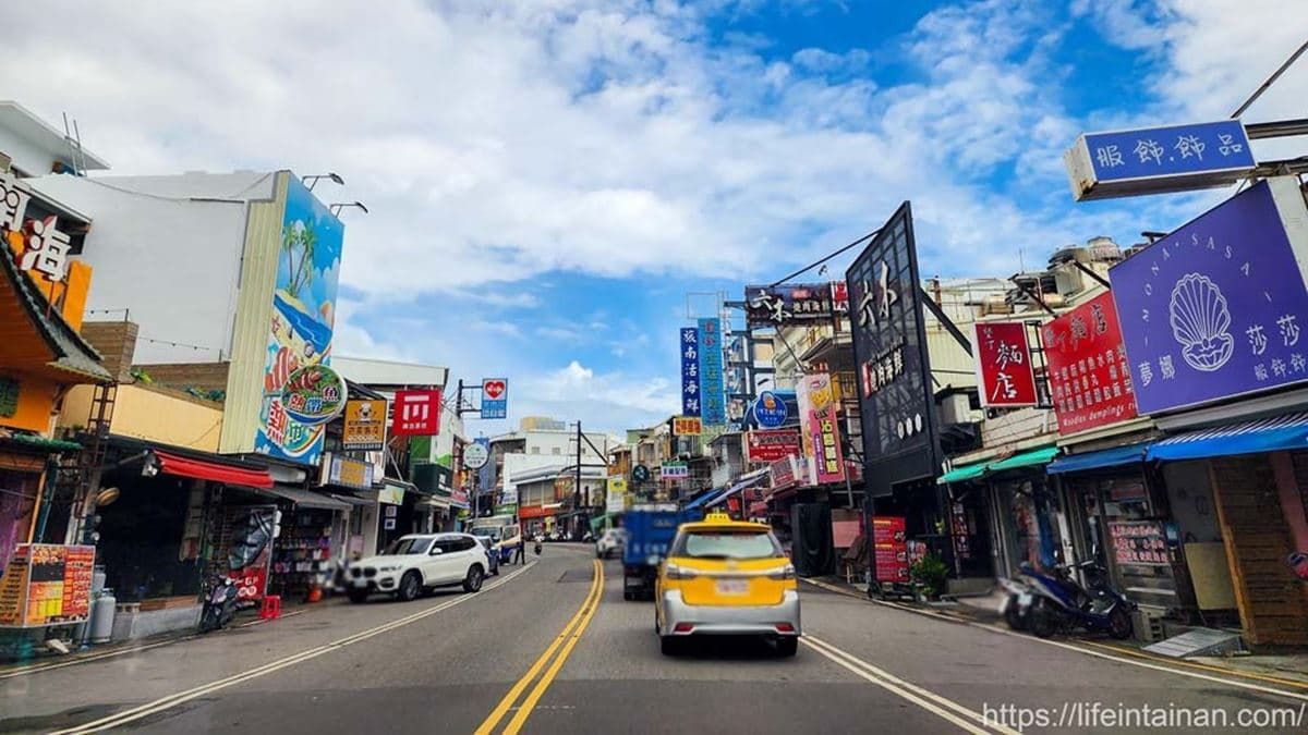 將近１公里的墾丁路有伴手禮、紀念品店等。（圖片來源：南人幫-Life in Tainan）