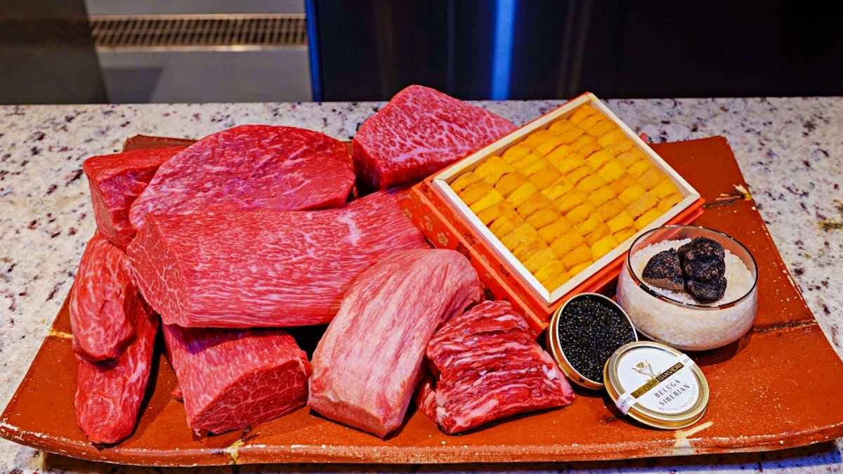 出餐前會有食材展示時間，各種頂級和牛、海膽、魚子醬、黑松露通通有。（圖片來源：剎有其食）