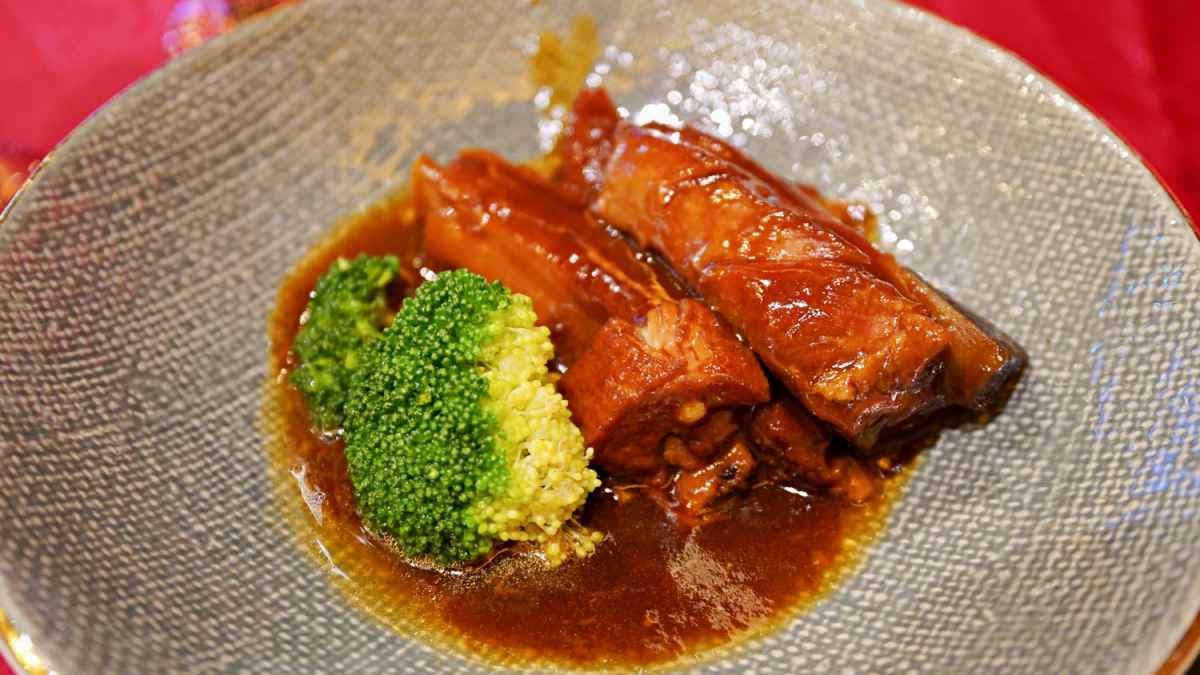 招牌的無錫肉骨頭幾乎入口即化，相當美味。（圖片來源：猴子【東】遊記）