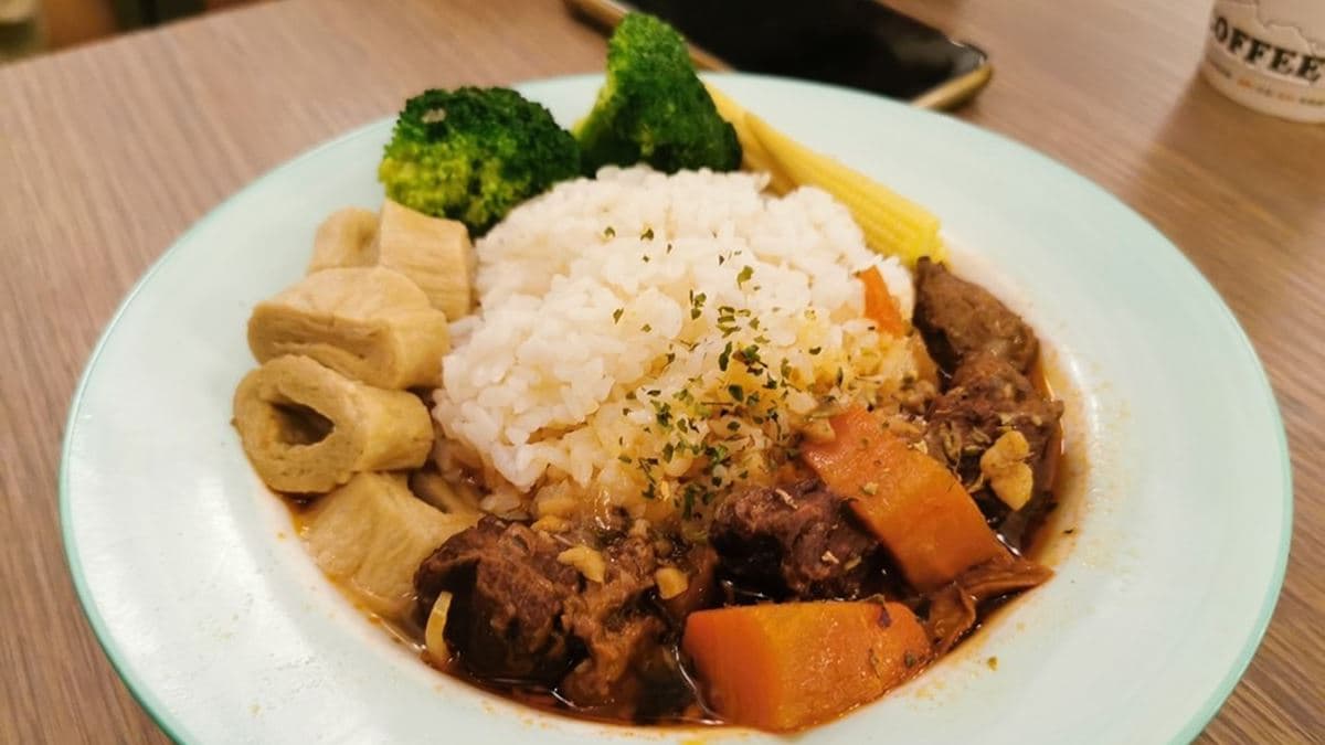 「紅酒燉牛肉飯」的牛肉很入味。（圖片來源：旅充小日子）