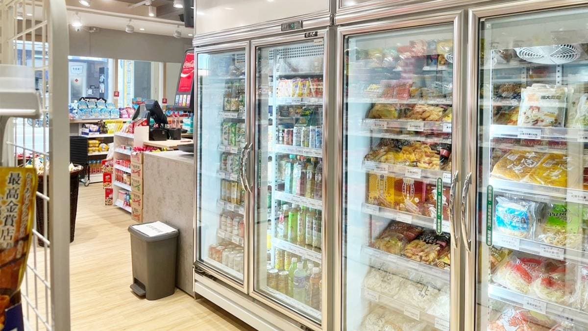 冰凍食品區有鹹酥雞、冷凍水餃、義大利麵等選擇。（圖片來源：柚香魚子醬的蹦蹦跳跳）