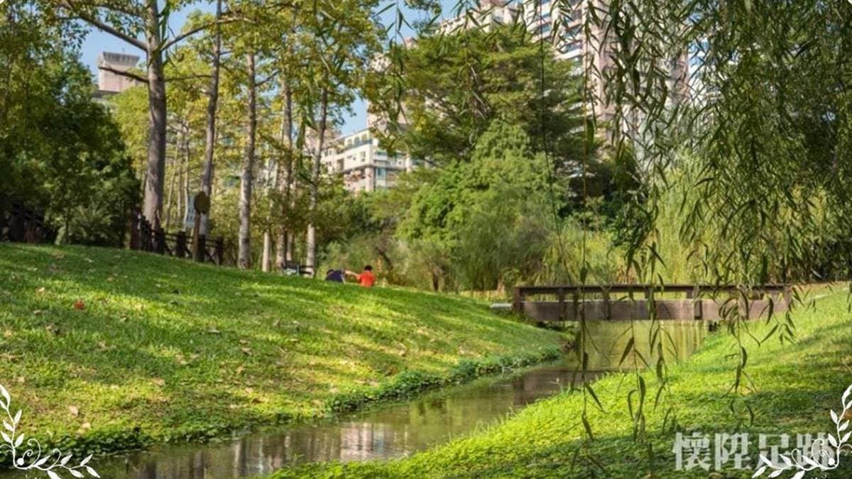湖畔邊風景超級美麗。（圖片來源：懷陞足跡）