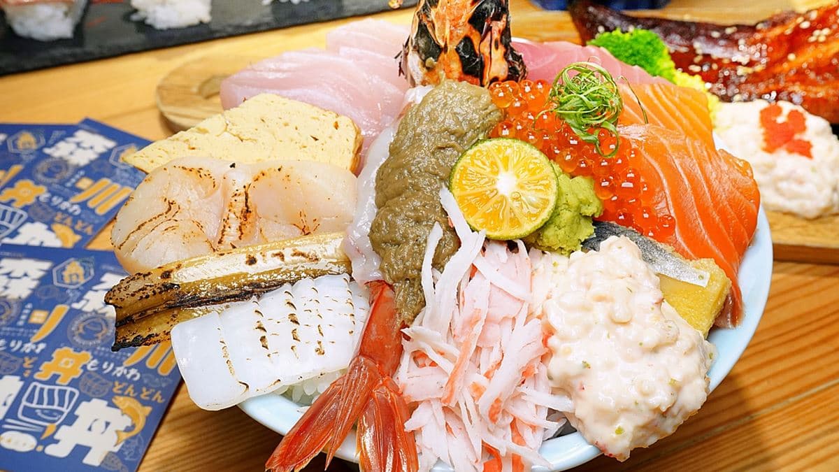 「森川海景丼」從表面就能看到多到爆炸的蟹膏。（圖片來源：柚香魚子醬的蹦蹦跳跳）