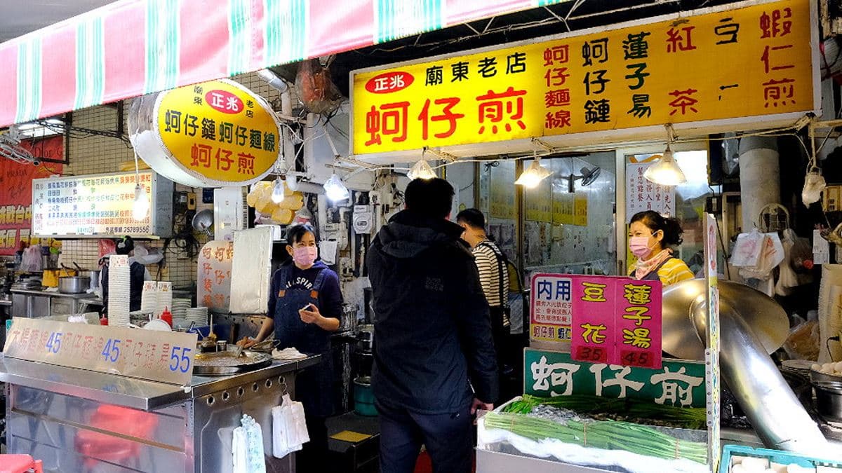 店家位在廟東夜市內。（圖片來源：霸子。食樂拼圖）