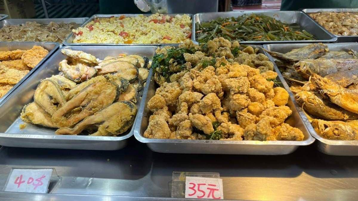 餐盤會放在接近入口處，拿好餐盤即可排隊點餐。（圖片來源：陳小可的吃喝玩樂）