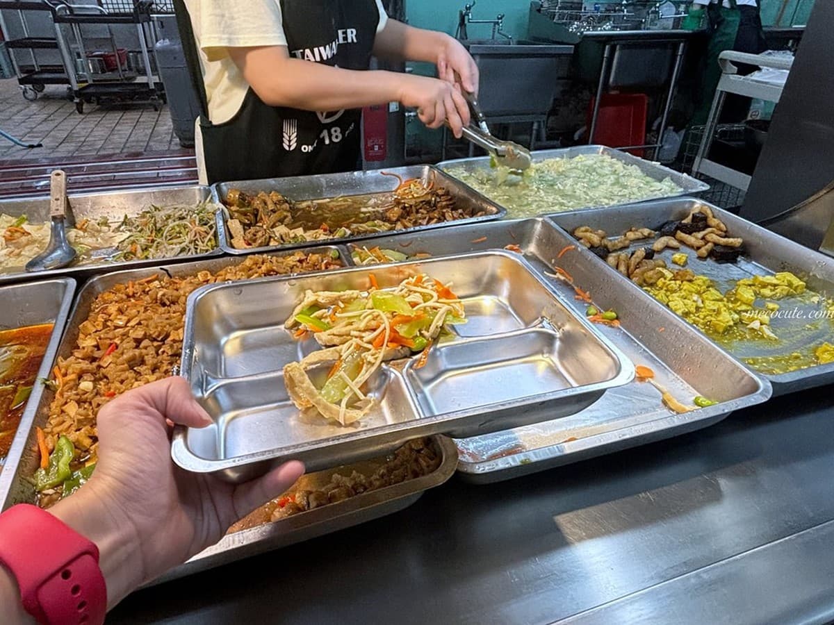 台北隱藏版便宜便當!1主菜+3配菜80元吃飽飽,還附免費例湯、飲料 台北隱藏版便宜便當!1主菜+3配菜80元吃飽飽,還附免費例湯、飲料
