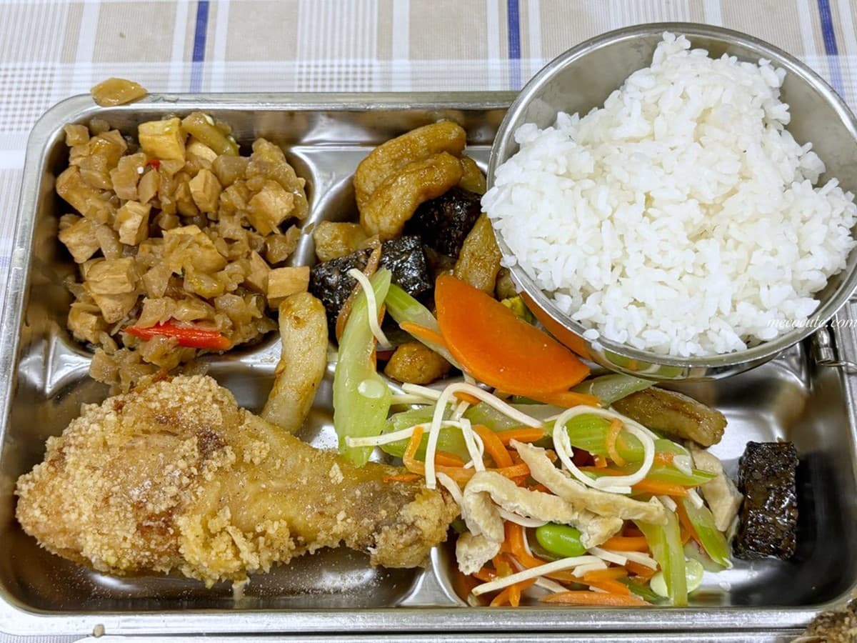 台北隱藏版便宜便當!1主菜+3配菜80元吃飽飽,還附免費例湯、飲料 台北隱藏版便宜便當!1主菜+3配菜80元吃飽飽,還附免費例湯、飲料