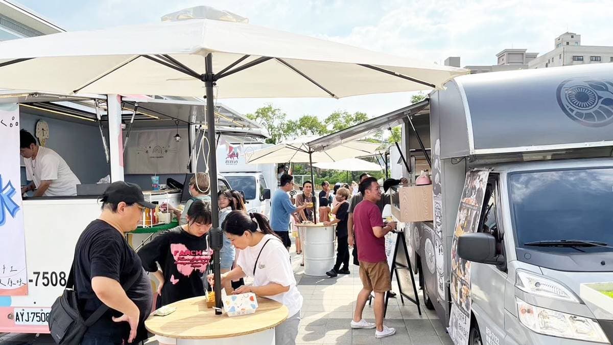 園區內的中央步道不定期會有市集活動可逛。（圖片來源：中原文創園區）