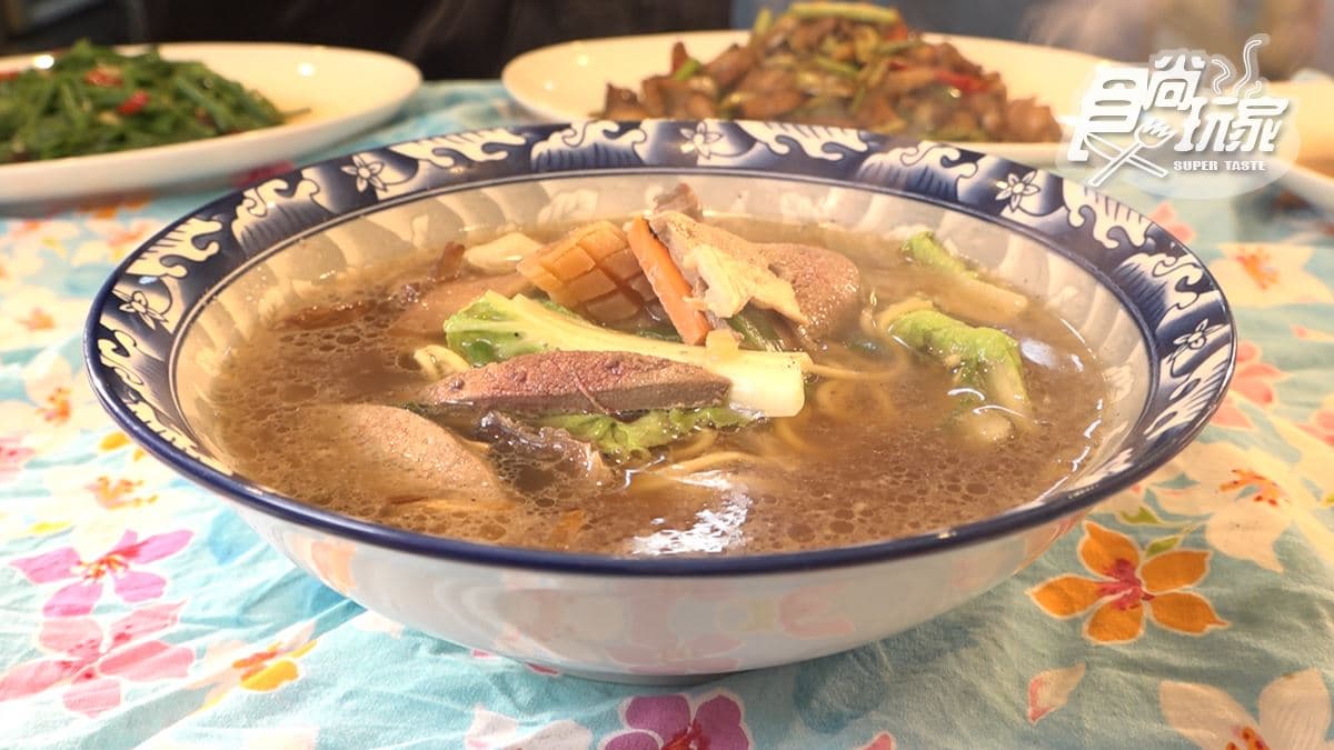 「招牌什錦湯麵」內含豬肝等多種配料。