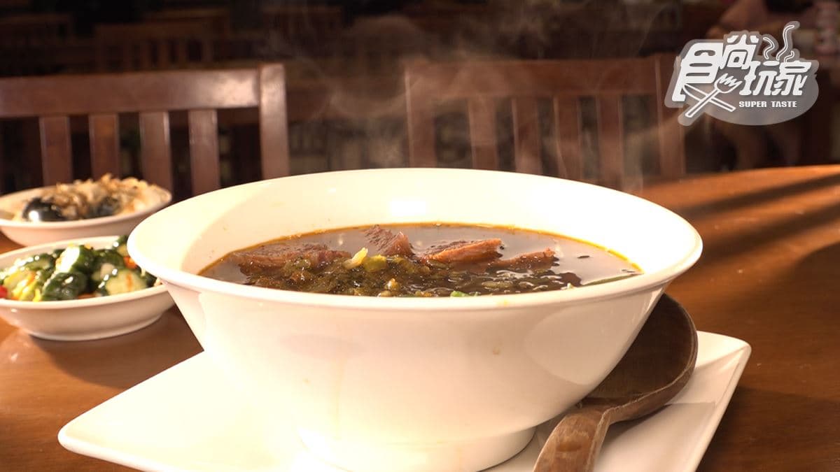 「半筋半肉極品牛肉麵」湯頭愈喝愈濃。