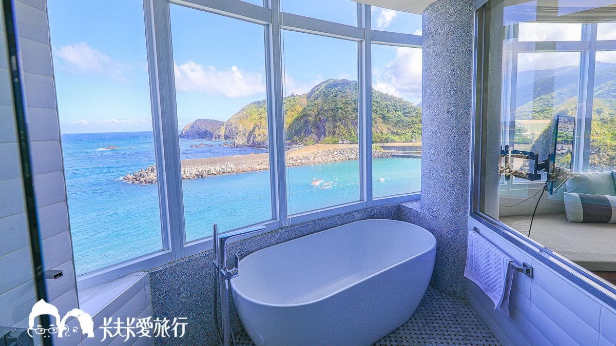 浴室最迷人的地方就是這個面海的大浴缸。（圖片來源：卡夫卡愛旅行）