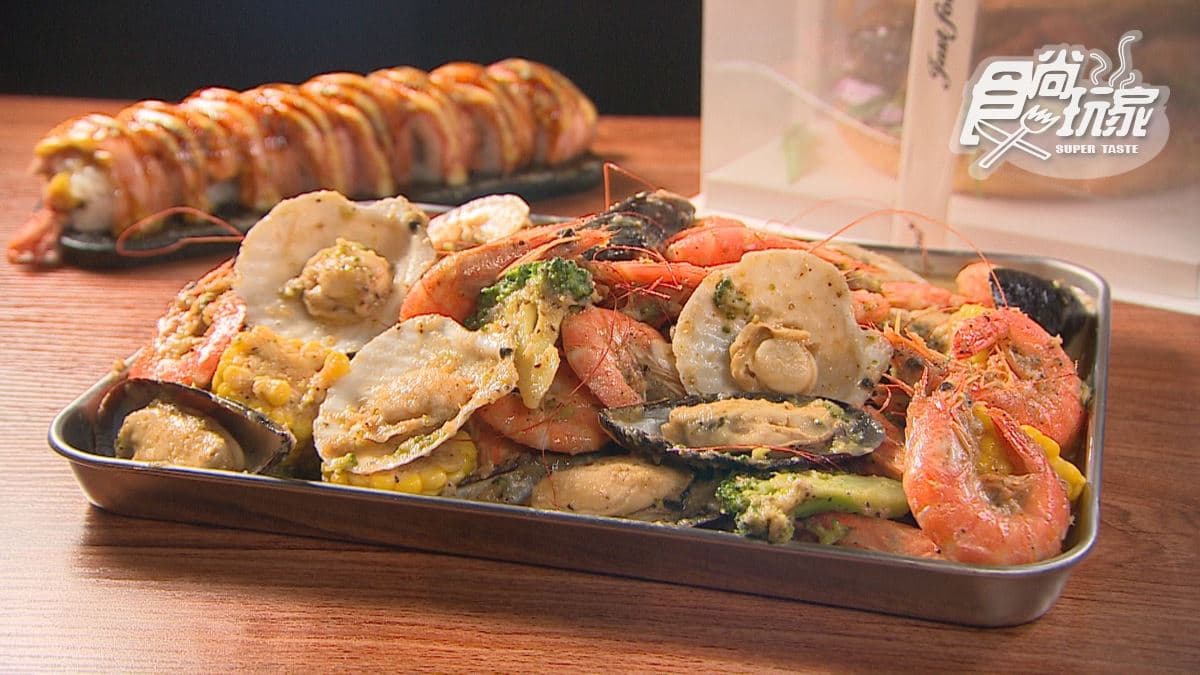 「海鮮桶」吃得到玉米、蔬菜、馬鈴薯、貝類等。