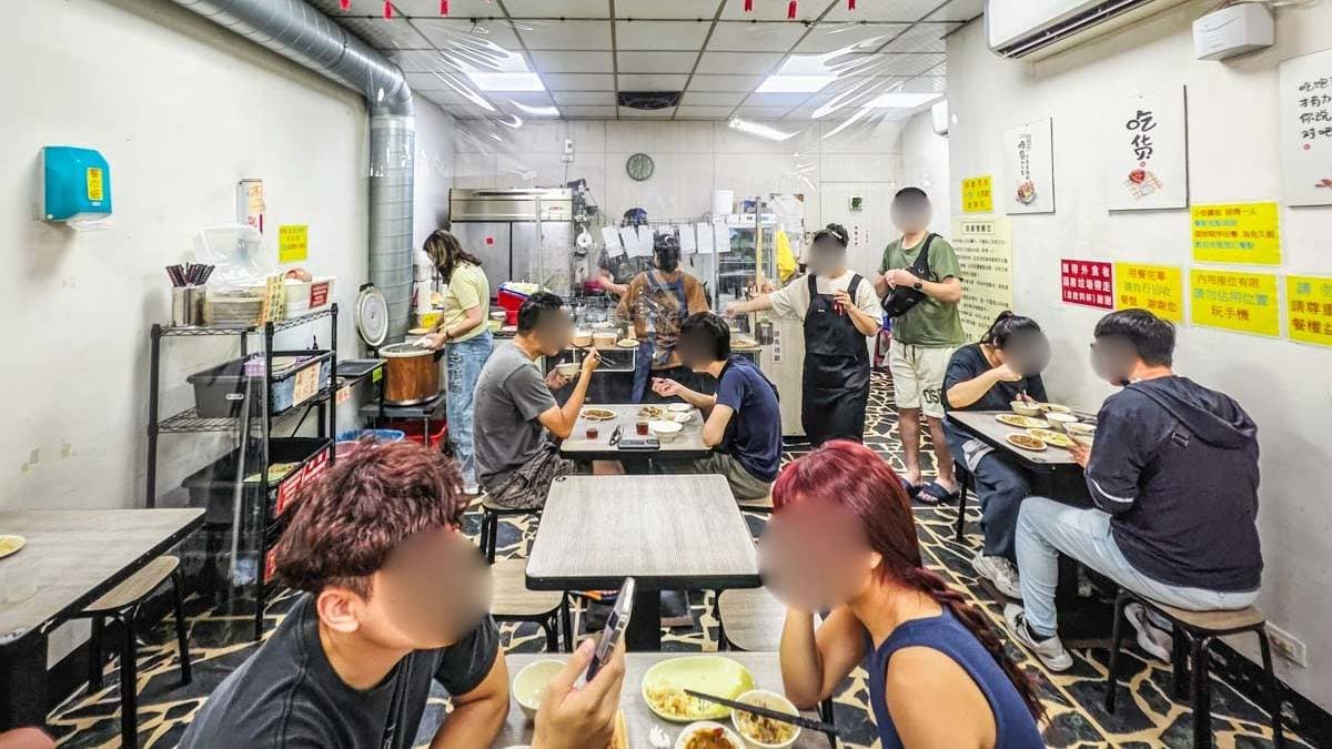 店內空間不大，每到用餐時間就會客滿，想吃得早點來訪。（圖片來源：阿綿吃FUN最大）