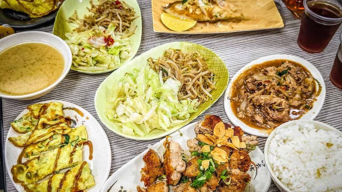 套餐都包含２樣青菜和白飯，搭配免費味噌湯和飲料就很豐盛。（圖片來源：阿綿吃FUN最大）