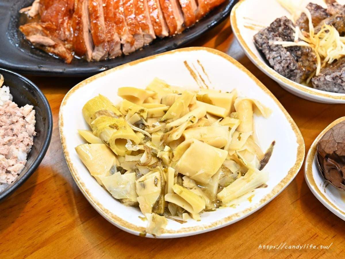 台中超強「黃金燒鵝」藏這!皮脆肉嫩限量晚來吃不到,巨無霸茶葉鵝蛋也必嘗 台中超強「黃金燒鵝」藏這!皮脆肉嫩限量晚來吃不到,巨無霸茶葉鵝蛋也必嘗