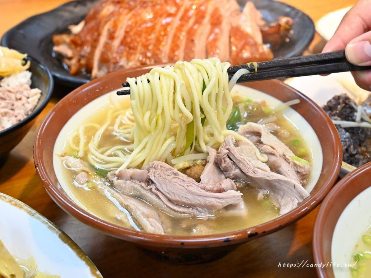 台中超強「黃金燒鵝」藏這!皮脆肉嫩限量晚來吃不到,巨無霸茶葉鵝蛋也必嘗 台中超強「黃金燒鵝」藏這!皮脆肉嫩限量晚來吃不到,巨無霸茶葉鵝蛋也必嘗
