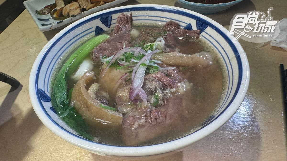 清燉牛肉麵的湯頭清澈，味道濃郁。