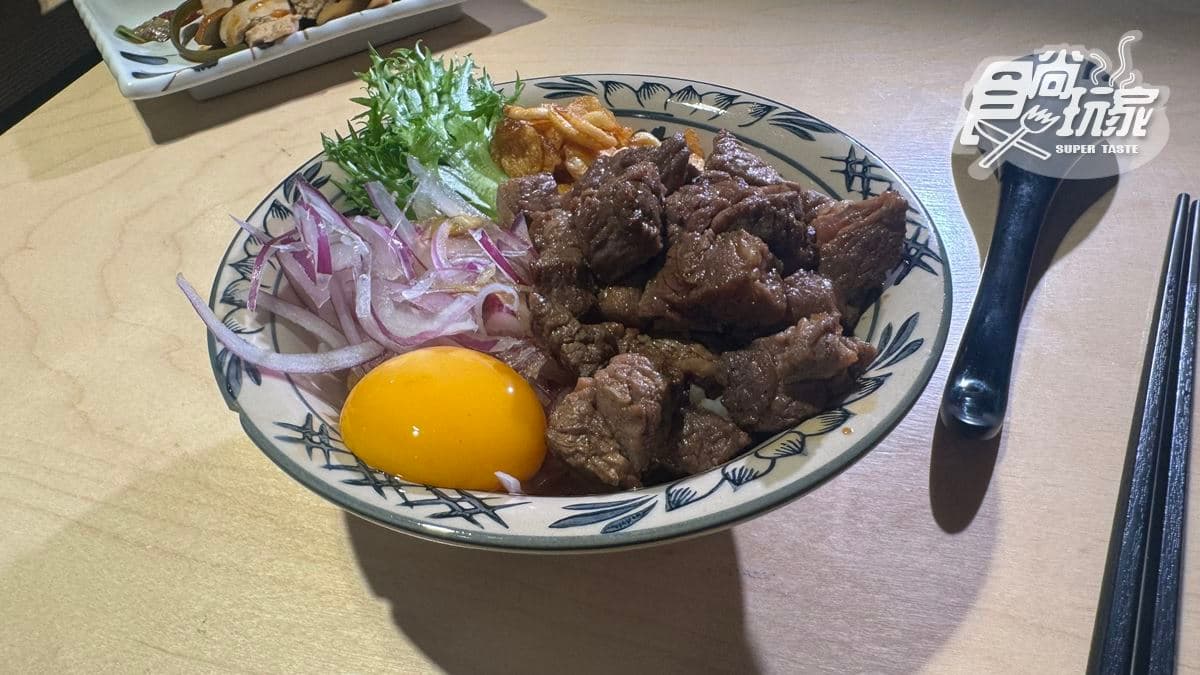 燒肉飯上面有蒜片，蒜味香氣很濃。